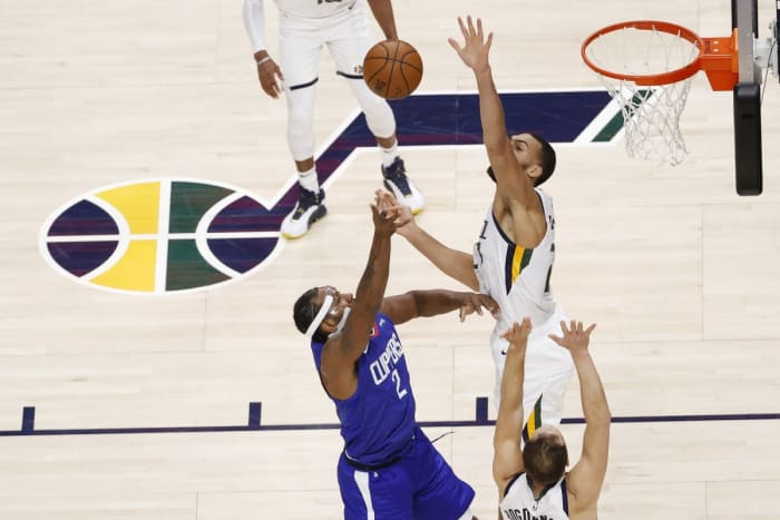 Rudy Gobert (27) looks to block a shot by Kawhi Leonard (2)